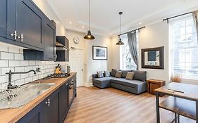 Traditional 3 Bedroom Quiet Duplex Flat By High St, Trams And Buses - Just 1-5 Miles To Centre