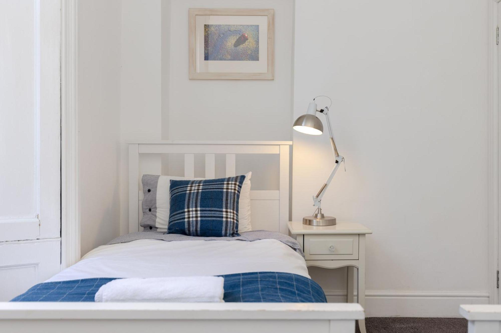 Traditional 3 Bedroom Quiet Duplex Flat By High St, Trams And Buses - Just 1-5 Miles To Centre Edimburgo Esterno foto