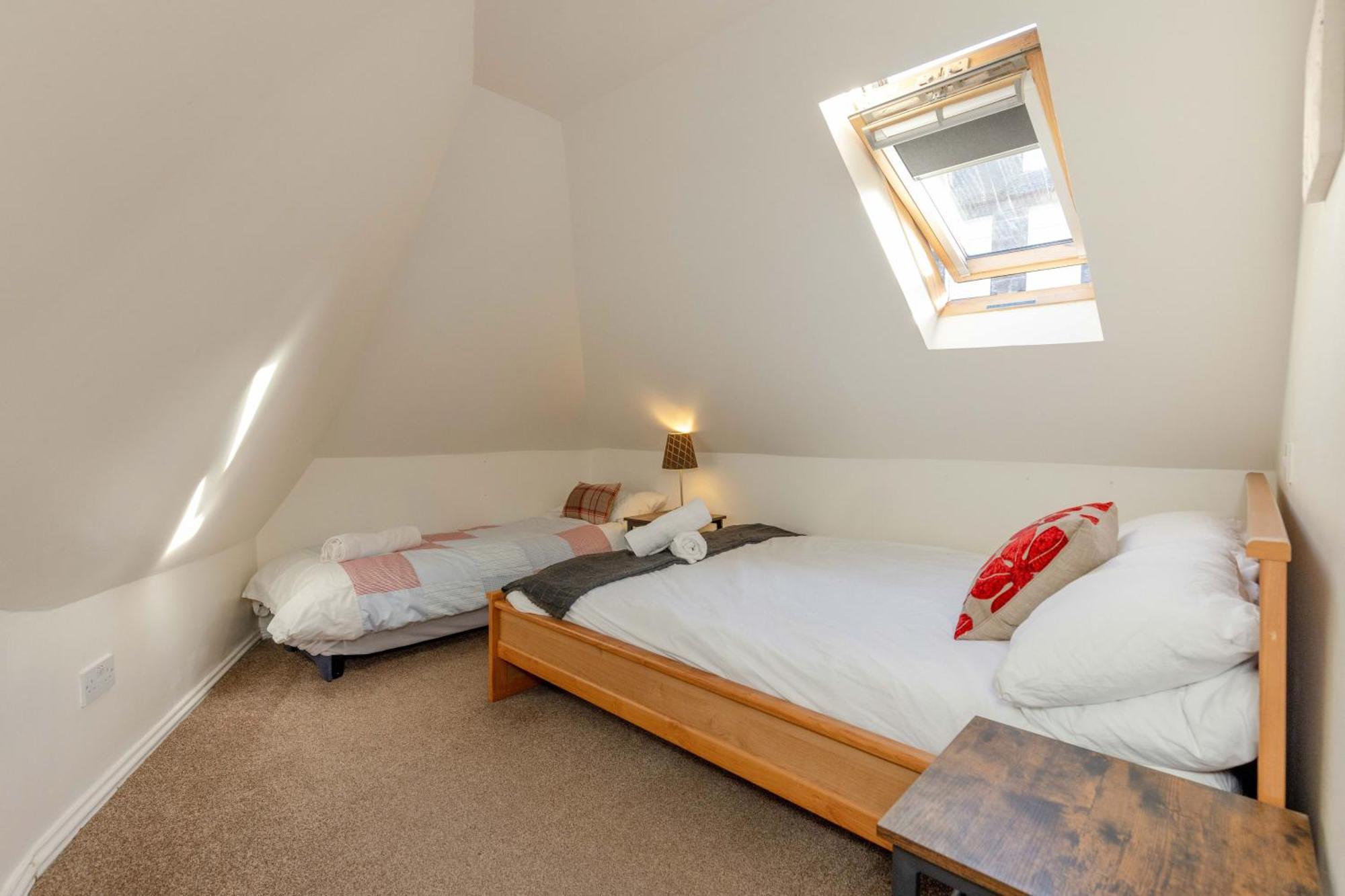 Traditional 3 Bedroom Quiet Duplex Flat By High St, Trams And Buses - Just 1-5 Miles To Centre Edimburgo Esterno foto