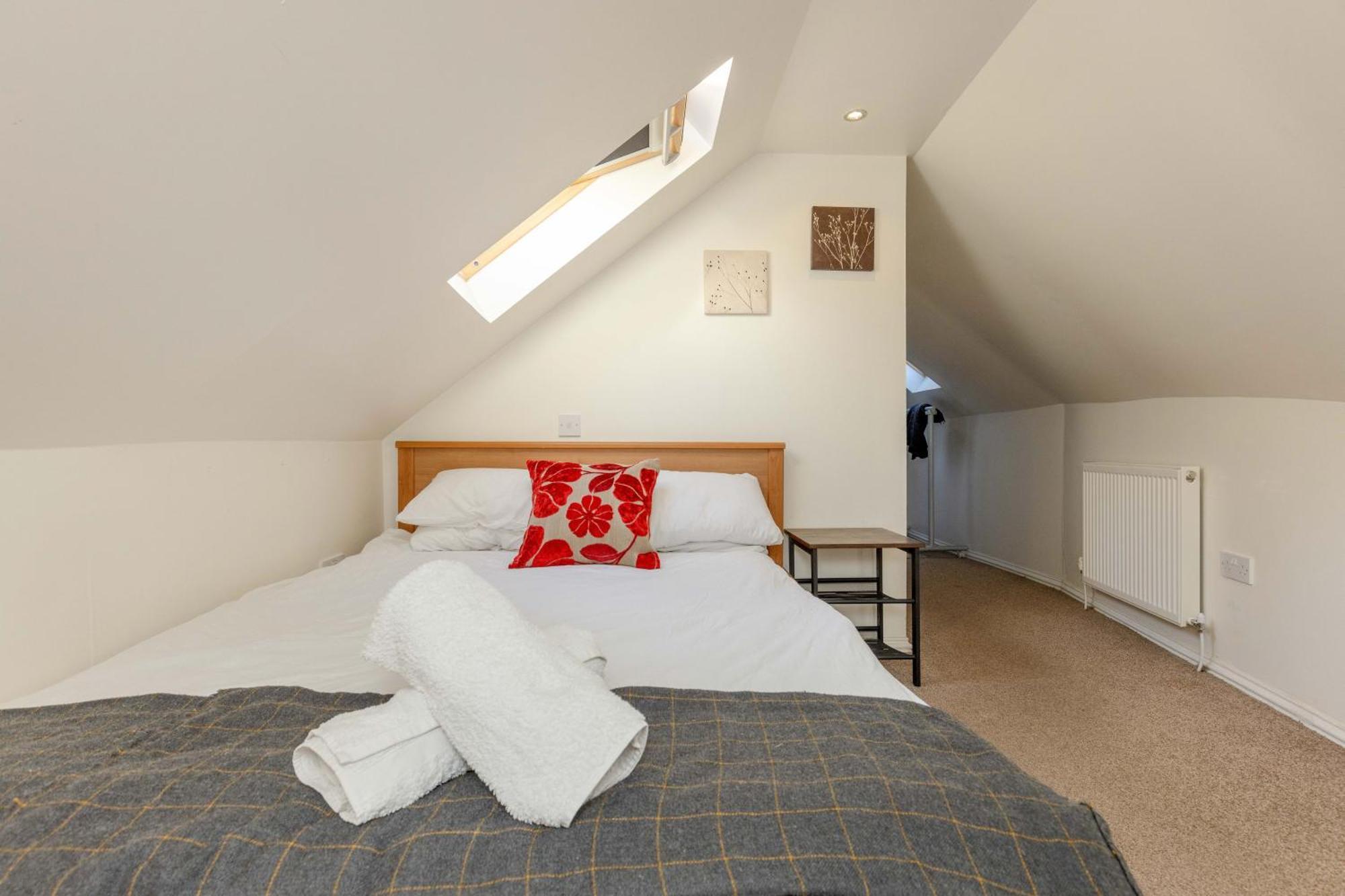Traditional 3 Bedroom Quiet Duplex Flat By High St, Trams And Buses - Just 1-5 Miles To Centre Edimburgo Esterno foto