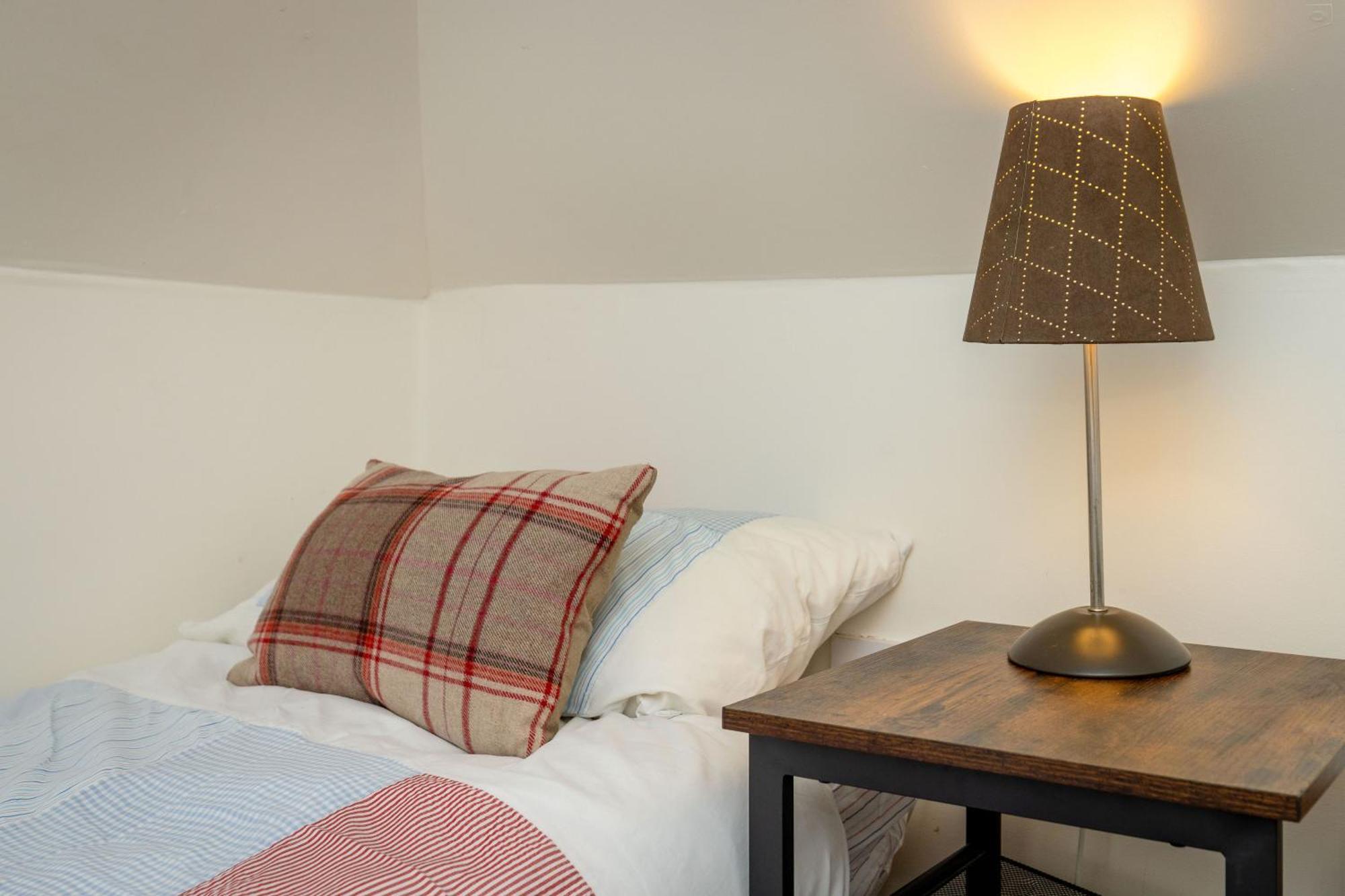 Traditional 3 Bedroom Quiet Duplex Flat By High St, Trams And Buses - Just 1-5 Miles To Centre Edimburgo Esterno foto